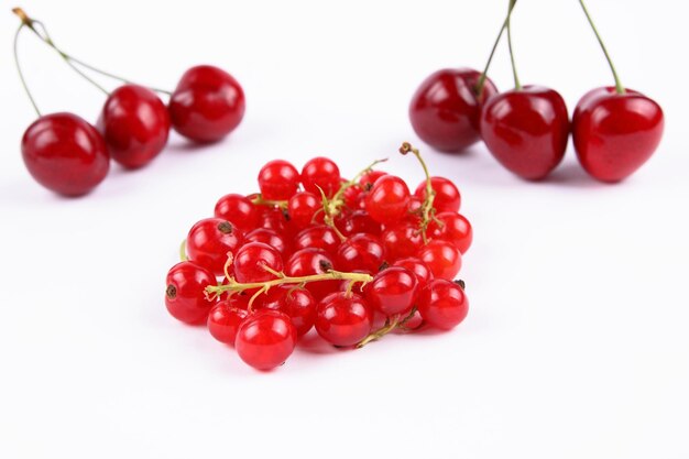 Bacche rosse isolate su sfondo bianco Primo piano di bacche dolci Concetto di cibo sano