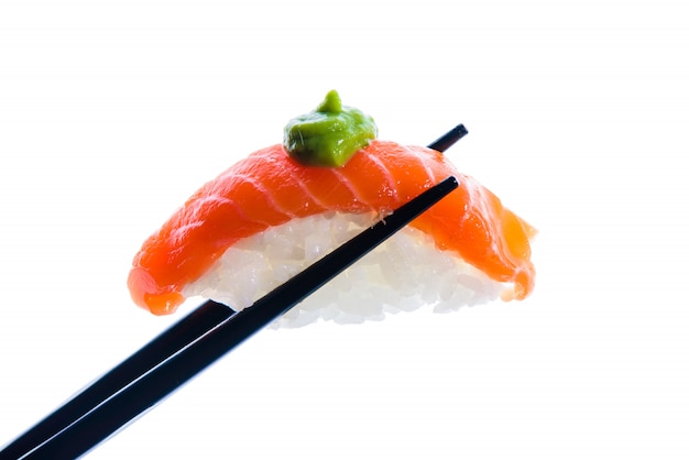 bacchette con sushi isolato