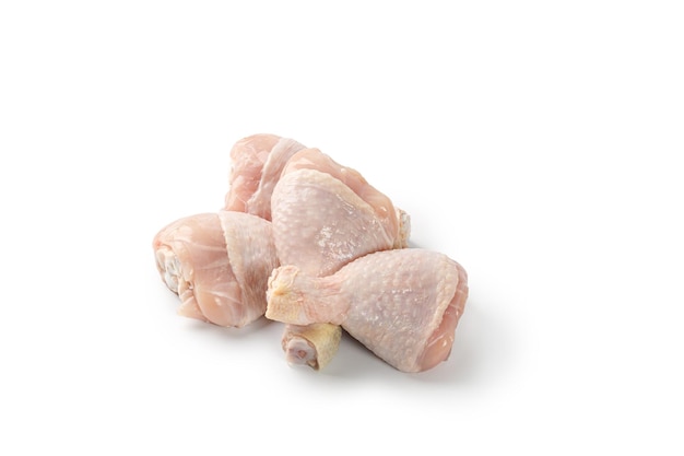 Bacchette di cosce di pollo crude crude fresche isolate su sfondo bianco con percorso di ritaglio ritagliato