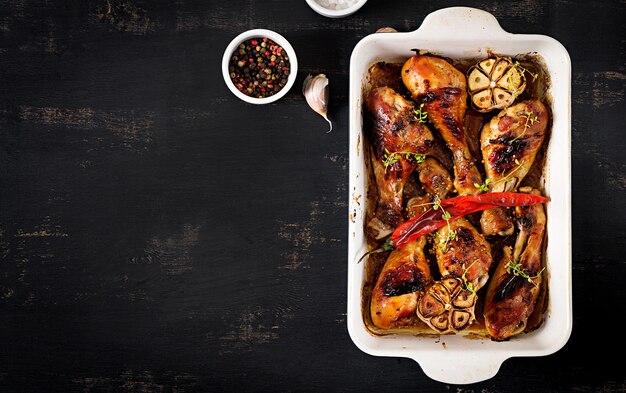 Bacchette di pollo dorate al forno appetitose al forno