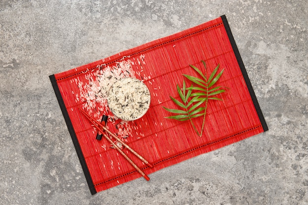 Bacchette di riso foglie di palma verde laici piatti della cucina asiatica