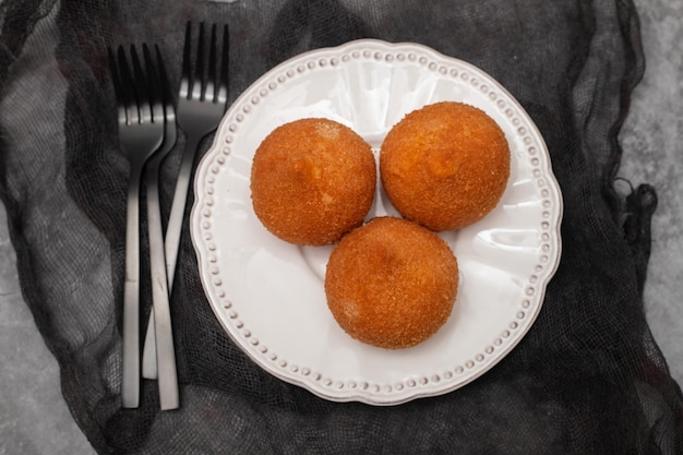 Bacchette fritte brasiliane tradizionali Coxinha de frango su un piccolo piatto