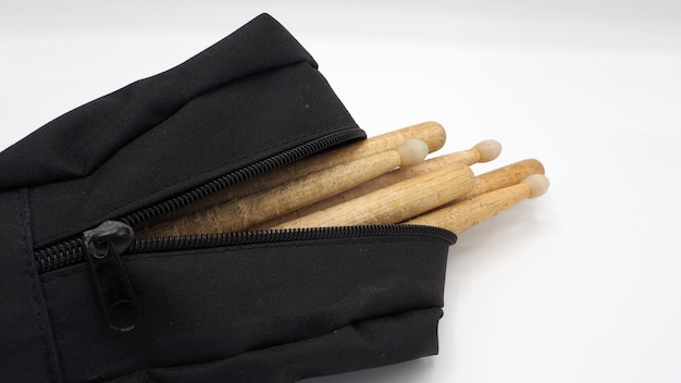 Bacchette in vero legno e sacchetti in tessuto di colore nero con cerniera