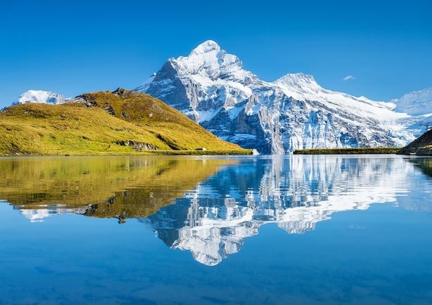 Bachalpsee Grindelwald Svizzera Alte montagne e riflessione sulla superficie del lago Paesaggio negli altopiani in estate