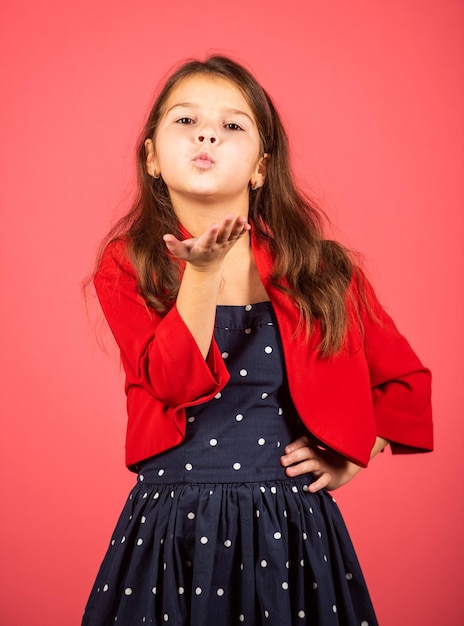 Baci d'aria Il bambino invia un bacio d'aria Bambina in stile fashion Stile e moda Mantieni l'eleganza con stile Stile alla moda per i giorni di festa Salone di bellezza