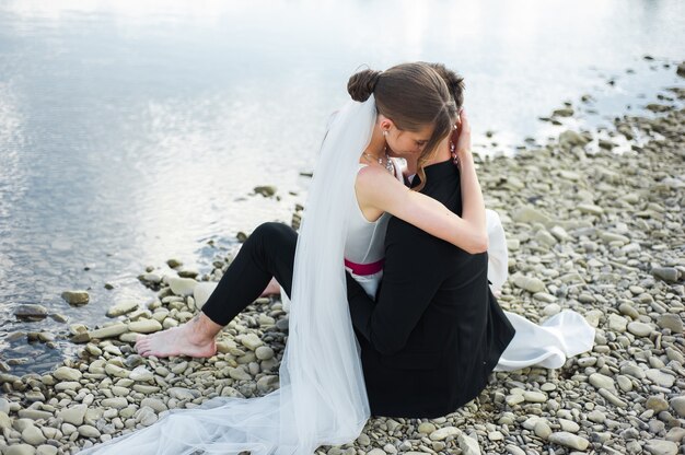 Baci e abbracci di sposini Il giorno del matrimonio