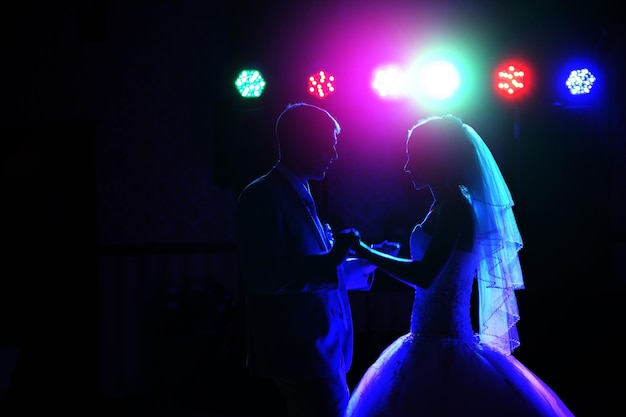 Bacia e balla i giovani sposi nella buia sala banchetti