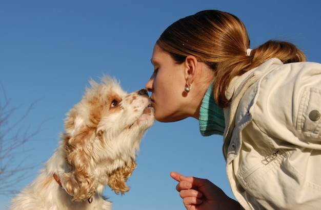 Baciare donna e cane