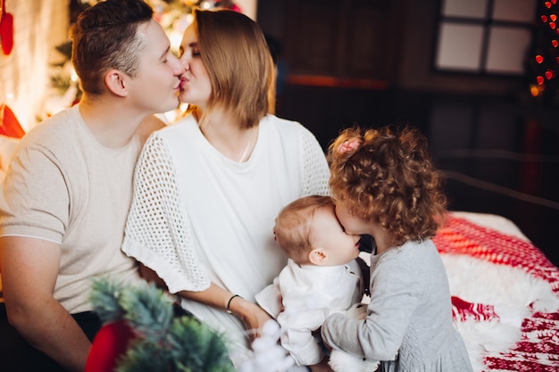 Baciare i genitori con abbracciare i bambini a Natale.