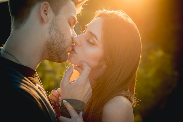 Baciare il primo piano del ritratto delle coppie di bacio delle belle coppie sexy appassionate