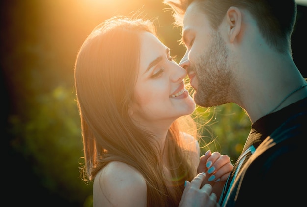 Baciare romantico delle coppie Giovani coppie che si amano