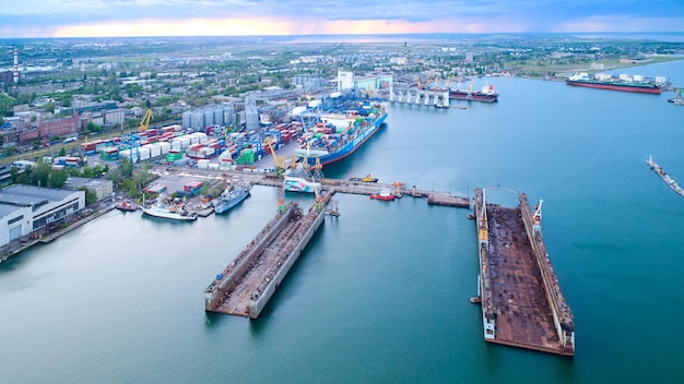 Bacini di carenaggio vuoti nel porto di Odessa.