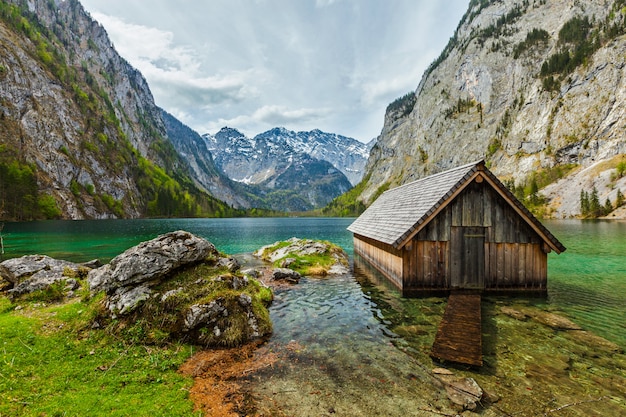 Bacino della barca sul lago Obersee. Baviera, Germania