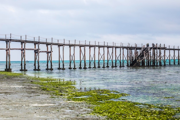 Bacino marittimo in legno che si estende nel mare, Nungwi, Zanzibar, Tanzania