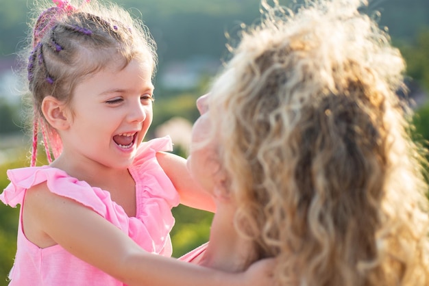 Bacio della madre ritratto del primo piano della madre e del bambino che baciano la madre abbracciando e abbracciando il figlio madri da