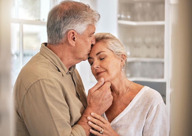 Bacio domestico e coppia anziana con amore e impegno insieme per tempo di qualità e legame Una donna anziana e un uomo si rilassano in una stanza con supporto e sicurezza in un matrimonio sano