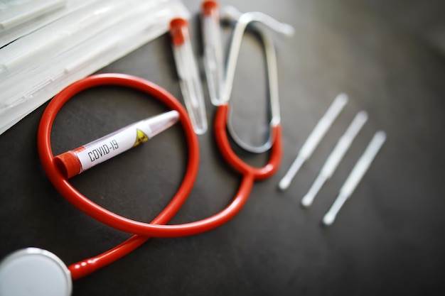 Background medico Test PCR per covid Tamponi di cotone per fare uno striscio sul tavolo