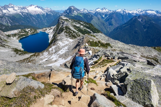 Backpacker in escursione in alta montagna