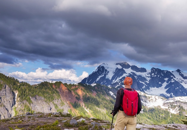 Backpacker in escursione in alta montagna