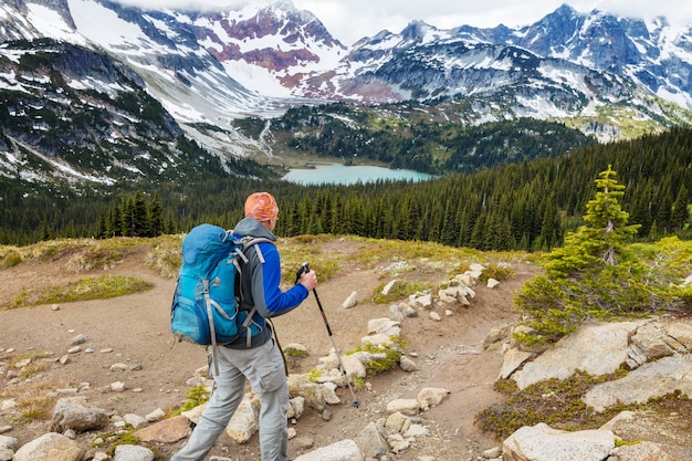 Backpacker in escursione in alta montagna