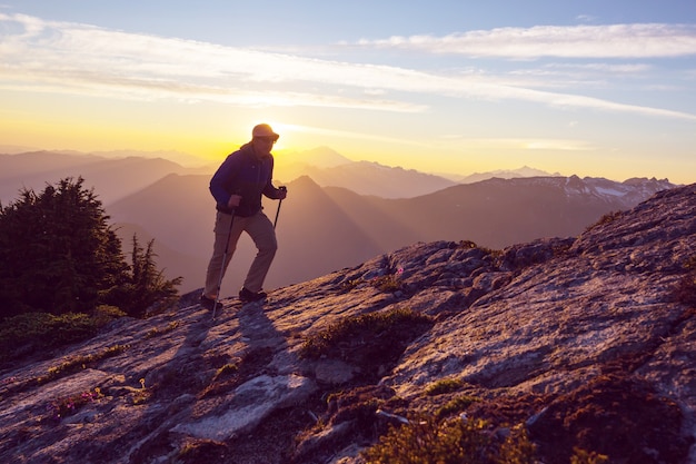 Backpacker in escursione in alta montagna