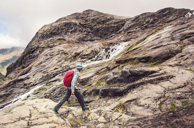 Backpacker in escursione in alta montagna