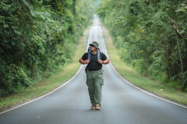 Backpacker trekking per studiare la natura della foresta tropicale per l'ecoturismo. Trekking turistico per vedere la bellezza della foresta tropicale nel Parco Nazionale di Khao Yai. Area del patrimonio mondiale dell'UNESCO, Thailandia invisibile.