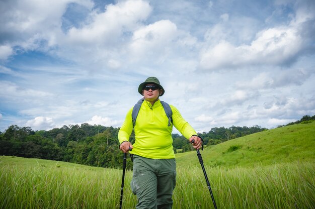 Backpacker trekking per studiare la natura della foresta tropicale per l'ecoturismo. Trekking turistico per vedere la bellezza della foresta tropicale nel Parco Nazionale di Khao Yai. Area del patrimonio mondiale dell'UNESCO, Thailandia invisibile.