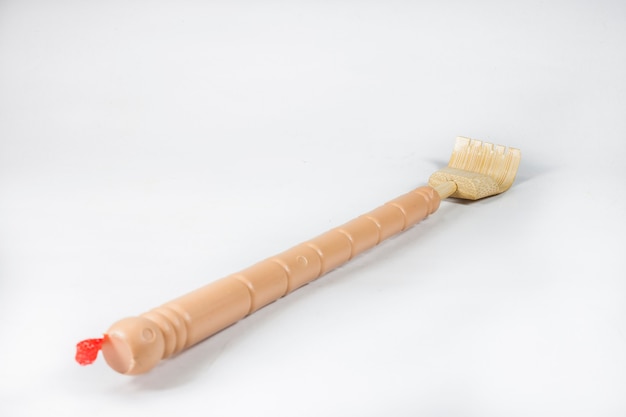 Backscratcher in legno su sfondo bianco.