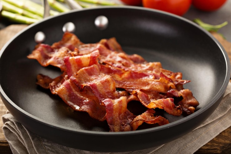 Foto bacon cotto su una padella