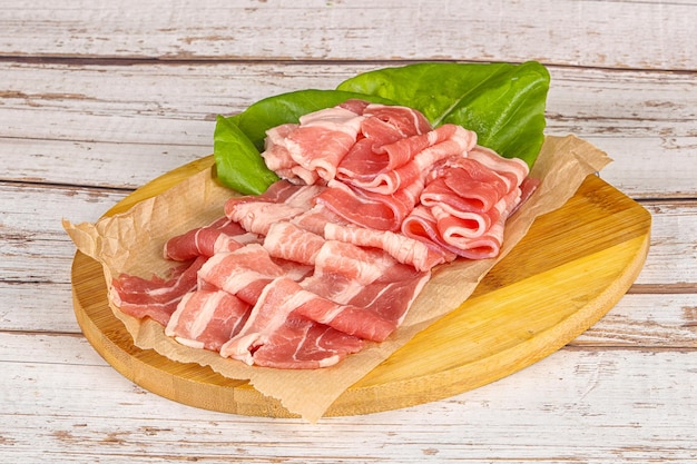 Bacon di maiale tagliato in ciotola