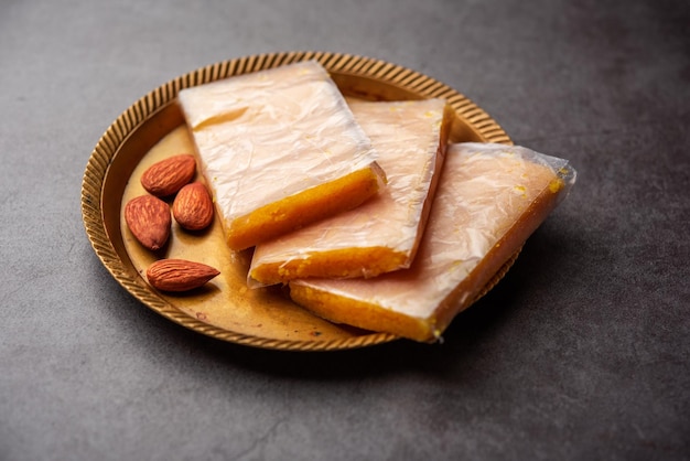 Badam Halwa o sheera noto anche come Almond Halwa è un piatto dolce tradizionale indiano preparato mescolando latte e mandorle