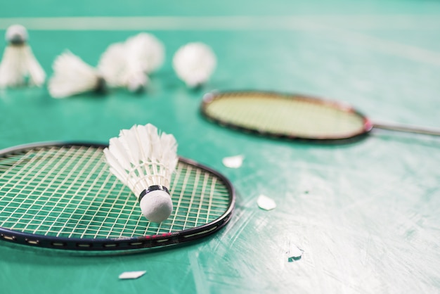 Badminton ball (shuttlecock) e racchetta sul pavimento del tribunale