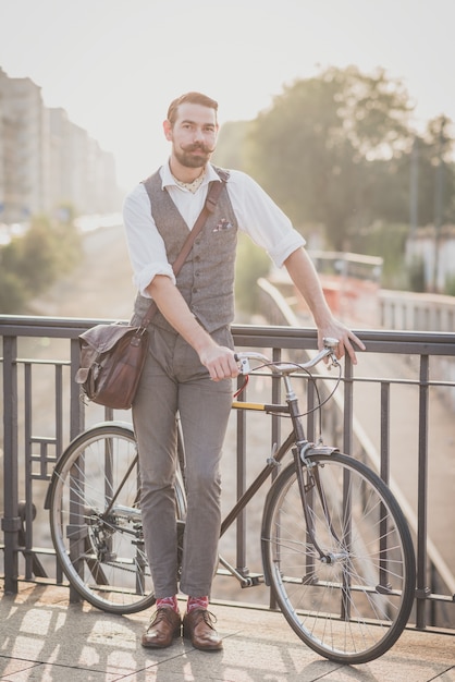 baffi bello bell&#39;uomo hipster con bicicletta