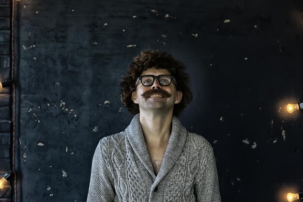 baffi hipster vintage, ritratto di un uomo con lunghi baffi, look insolito