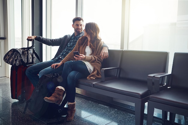 Bagagli viaggi e coppia in aeroporto vacanza e avventura con viaggio di fuga esplorare e estate persone uomo e donna con viaggio in attesa e internazionale per vacanza amore e felicità