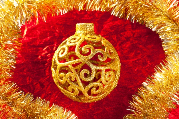 Bagattella d&#39;oro di Natale e tinsel