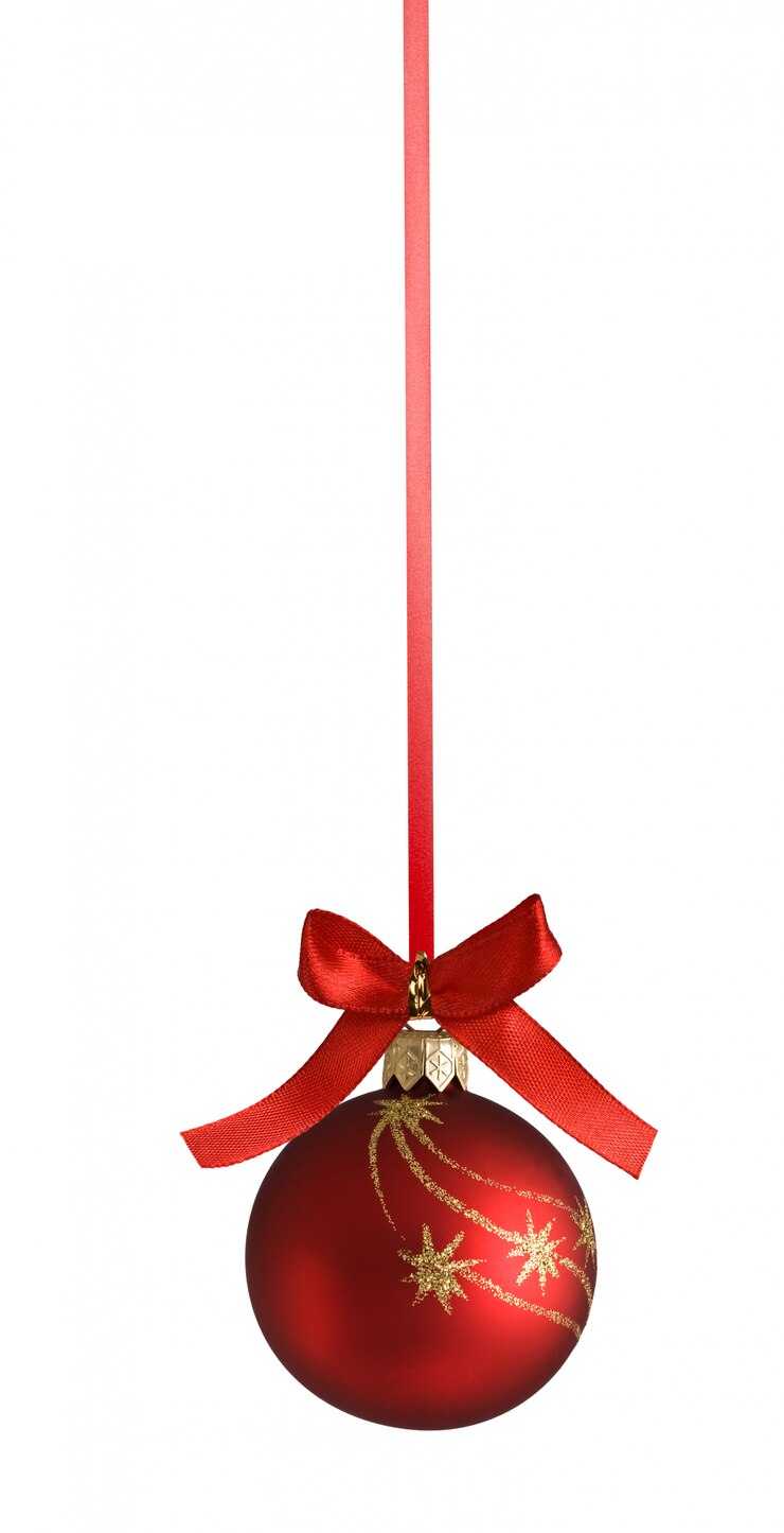 Bagattelle di natale con il nastro riccio sull'albero di Natale isolato su bianco
