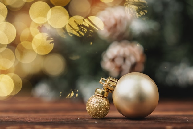 Bagattelle di natale sulla tavola di legno sul fondo del bokeh