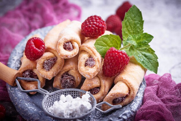 Bagel ai biscotti fatti in casa con marmellata di lamponi