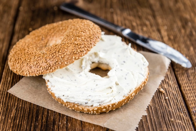 Bagel al formaggio cremoso fatto in casa