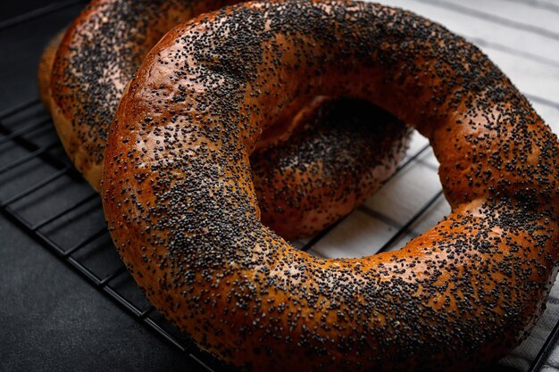 Bagel al forno con semi di papavero alla griglia