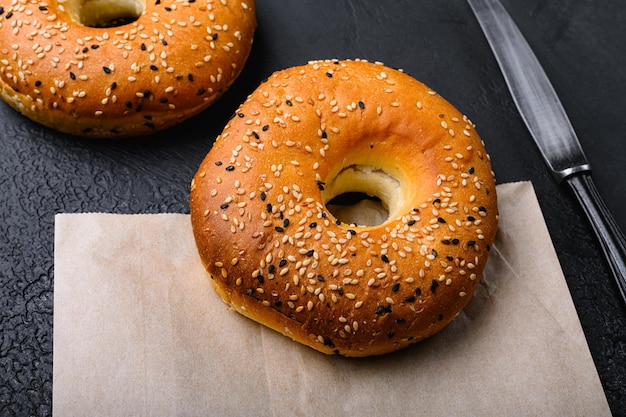 Bagel appena sfornato impostato su sfondo nero tavolo in pietra scura