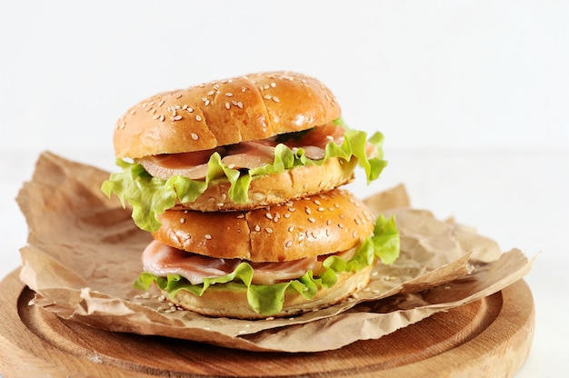 Bagel con fette di salmone e insalata verde