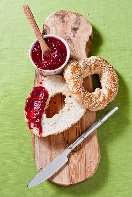 Bagel con marmellata su una tavola di legno