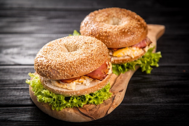 Bagel con pancetta e uovo