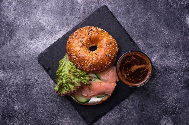 Bagel con salmone, crema di formaggio e lattuga. Messa a fuoco selettiva