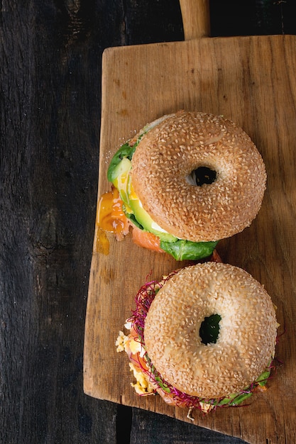 Bagel con salmone e uovo