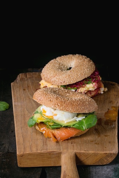 Bagel con salmone e uovo