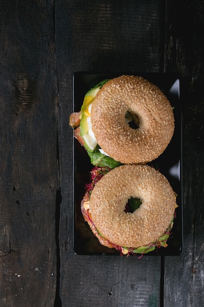 Bagel con salmone e uovo